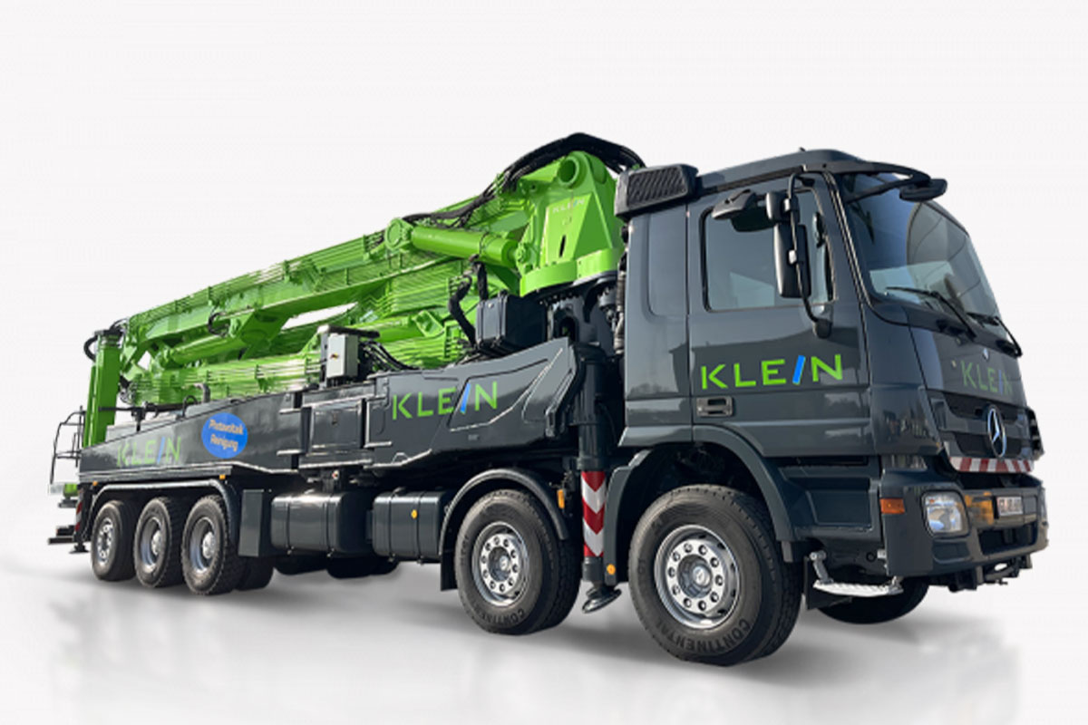 LKW-Fahrer mit 40-Tonner der KLEIN Service GmbH beim Transport und Maschineneinsatz